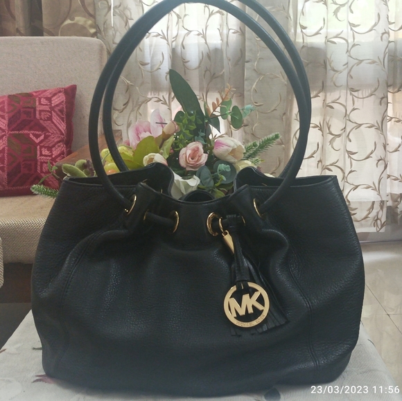 Michael Kors Handbags - Authentic Michael Kors Leather Medium East West Ring Tote in Black